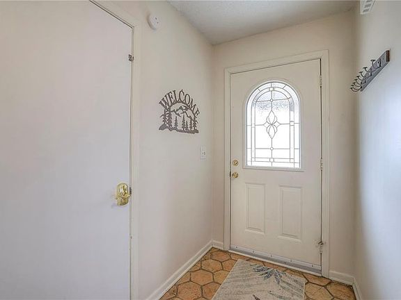 4th image of 10238 Robinson St