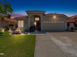 8205 Sheffield Ln, Bakersfield, CA 93311