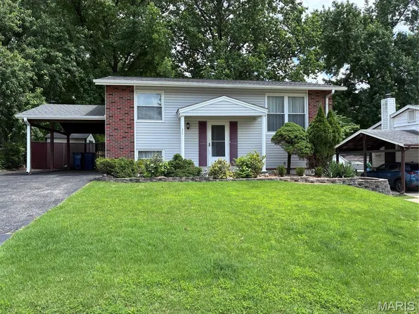 2674 Bennington Pl, Maryland Heights, MO 63043