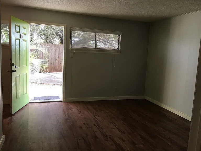 820 Houston St — Photo 3