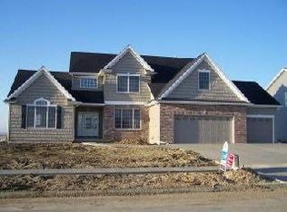 3913 Baywood Rd, Bloomington, IL 61704