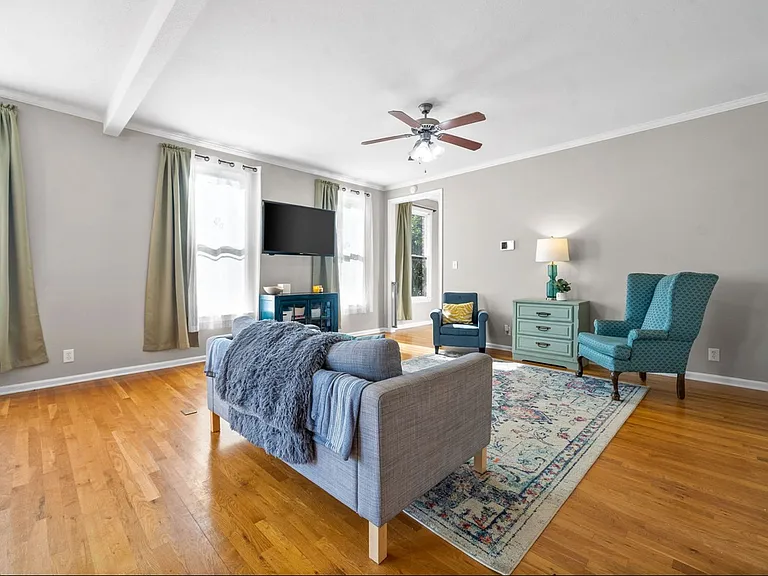 2200 Fairfax Dr — Photo 5