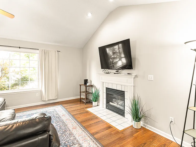 2112 Saratoga Dr — Photo 5