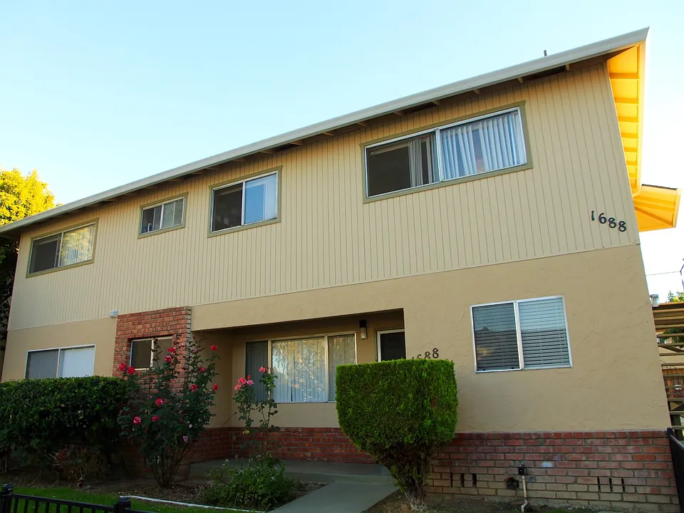 1688 De Rose Way