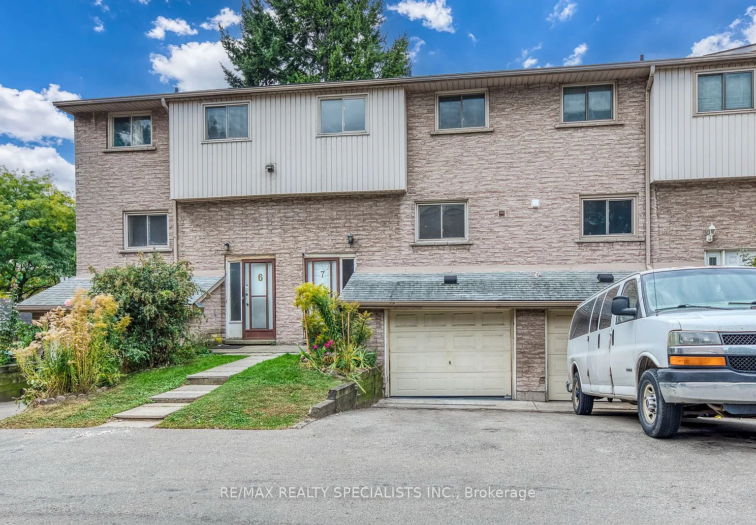 3 bed, $2,200 — Photo 1
