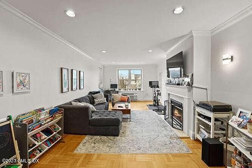 4th image of 25 W Elm St APT 40