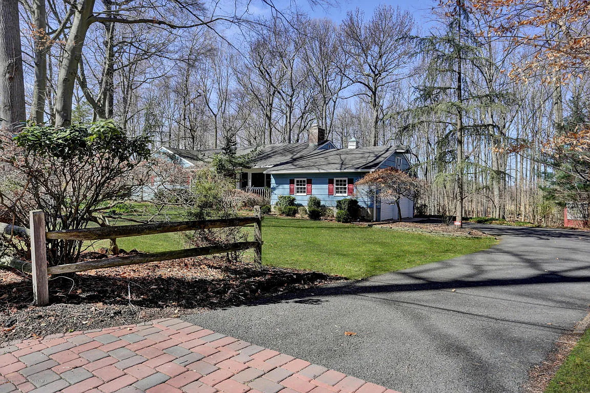18 Blue Hills Dr photo 1