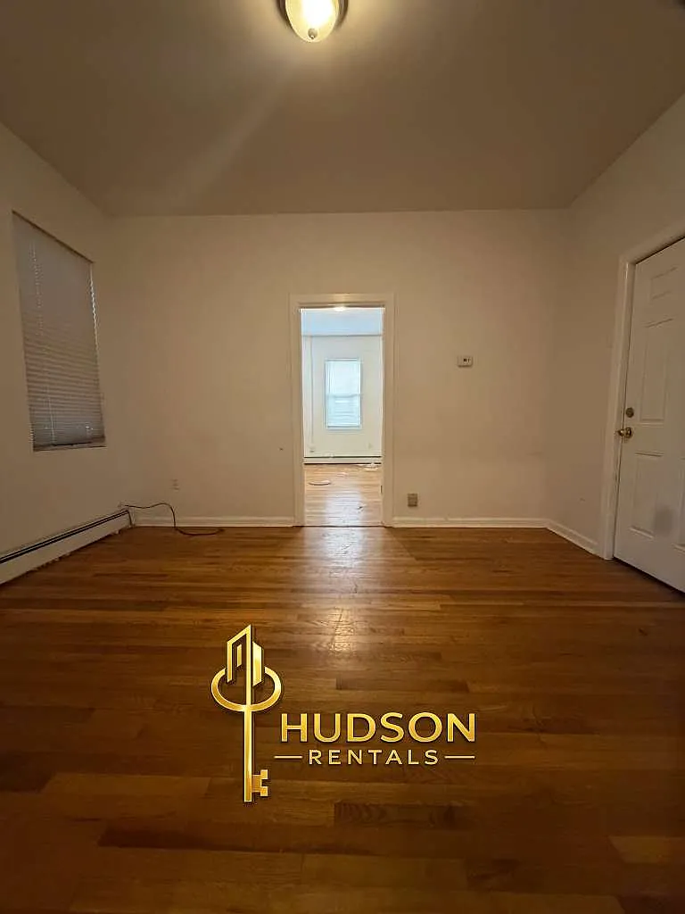 2 bed, 800 sqft, $2,000 — Photo 3