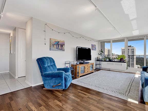 5th image of 88 W Schiller St APT 2601