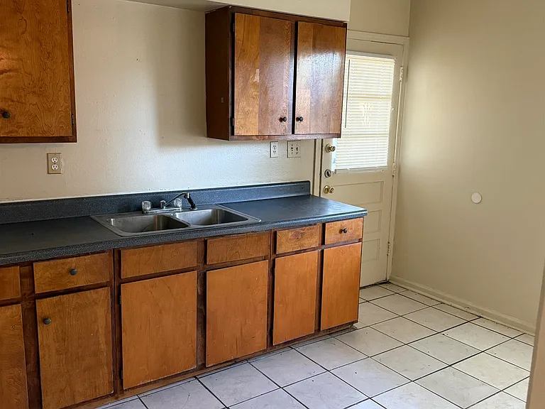 1617 Leigh Dr — Photo 3