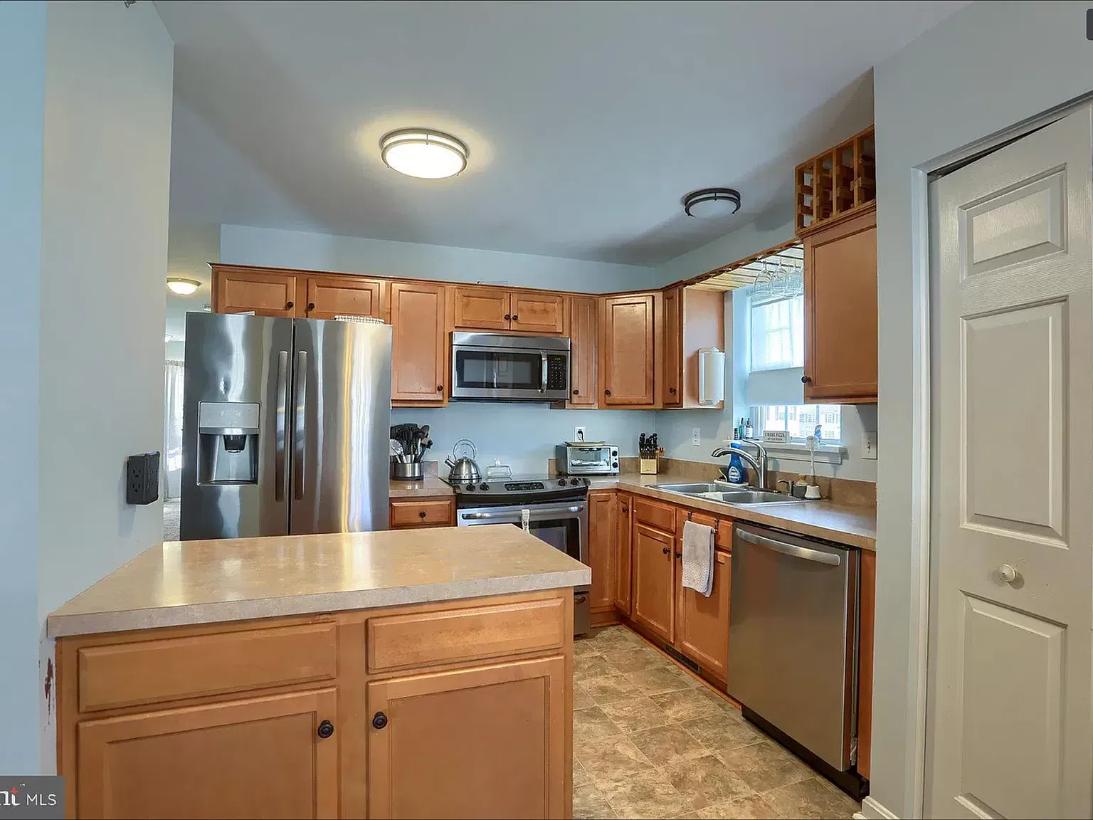 3 bed, 1460 sqft, $1,999 — Photo 1
