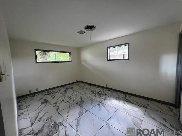 2464 Kensington Dr — Photo 12