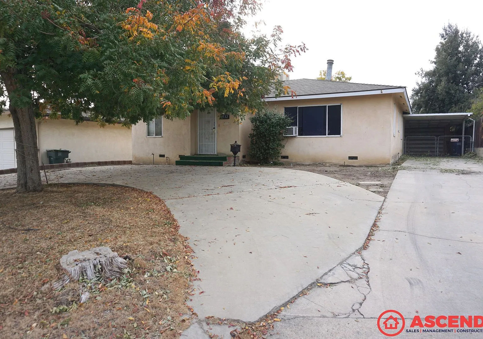 Spacious 3BD/2BA Home in Bakersfield's 93306 Garage, Driveway, Backyard! — Photo 1