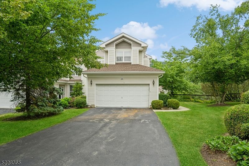 1st image of 10 Hornbeam Way #10