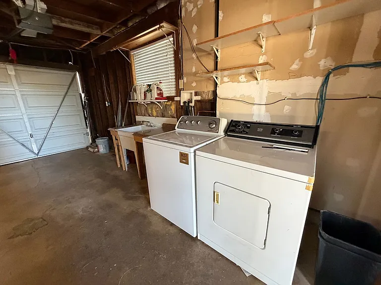 8945 Fashion Dr — Photo 35