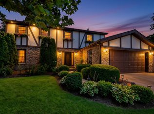 229 N Whispering Hills Dr, Naperville, IL 60540