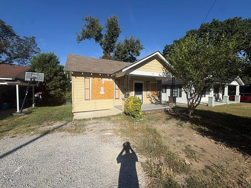 2 bed, 1.0 bath, $1,200 — Photo 2