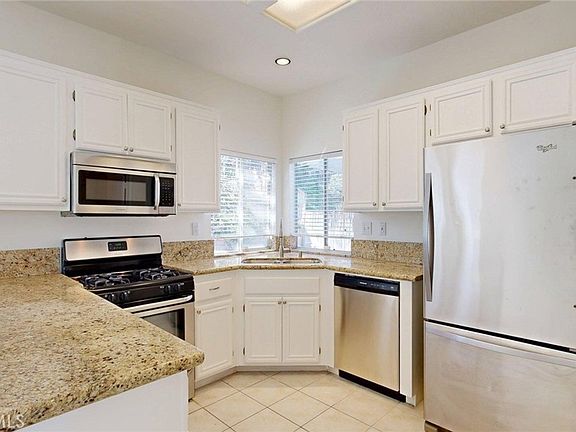 3rd image of 1459 Sutherland Dr