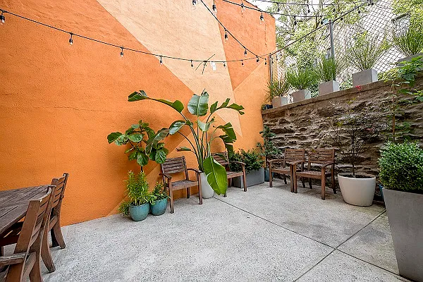 Rented by Perry Associates NYC Inc | media 29