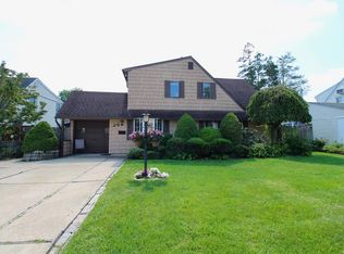 26 Redpoll Ln, Levittown, NY 11756