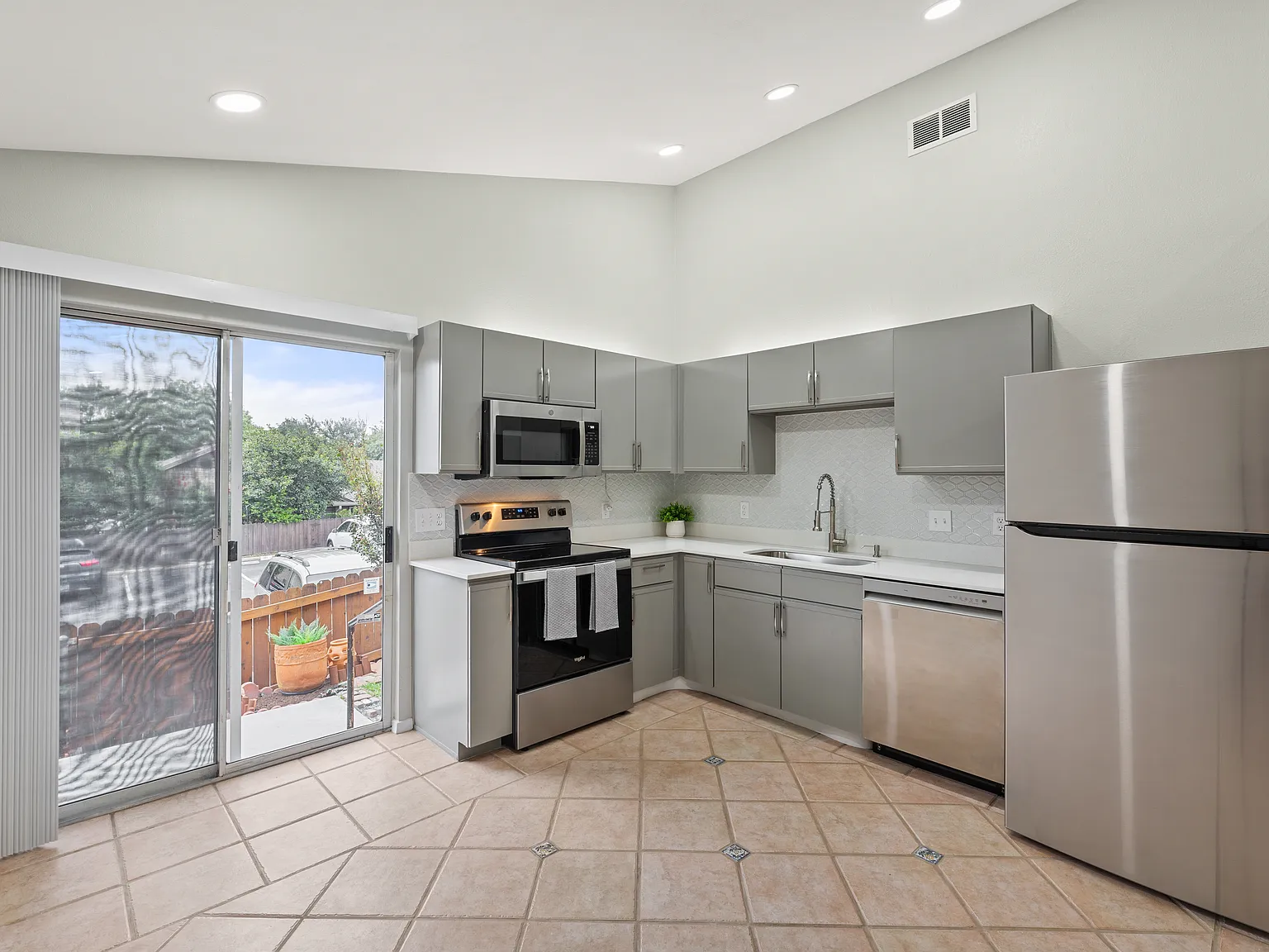 3 bed, 987 sqft, $1,725 — Photo 4