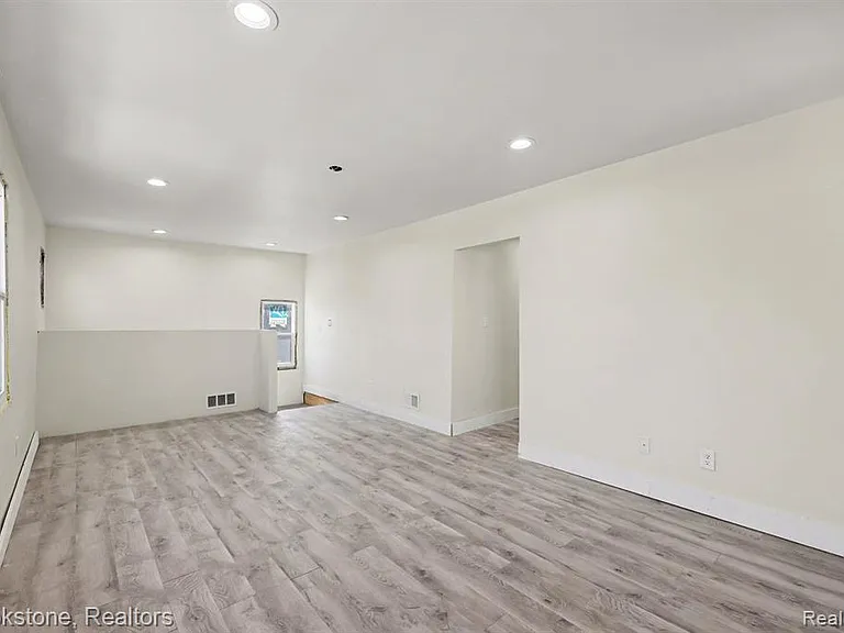 5533 Sheridan St — Photo 17