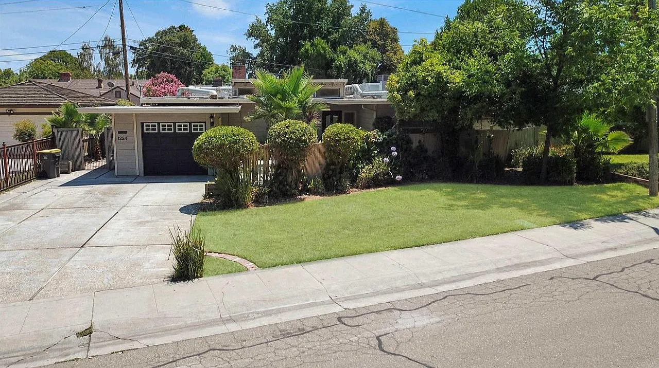 3 bed, 1.5 bath, 1796 sqft, $2,650 — Photo 2