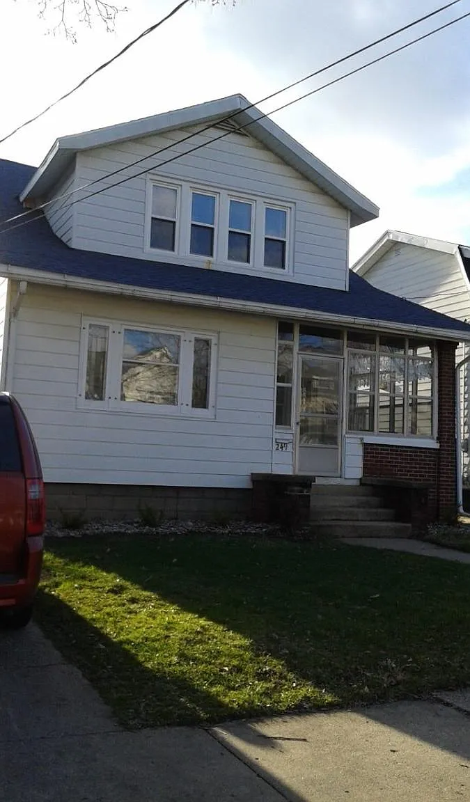 4 bed, 1.5 bath, 1400 sqft, $1,900 — Photo 1