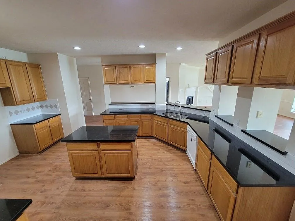 5 bed, 3.0 bath, 3487 sqft, $2,980 — Photo 4