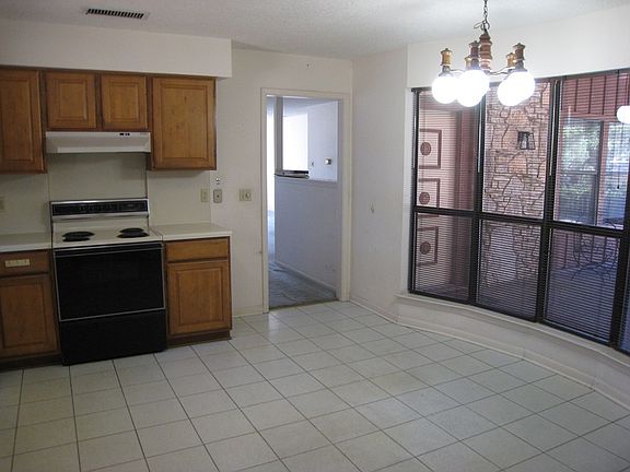 3rd image of 240 Old Oaks