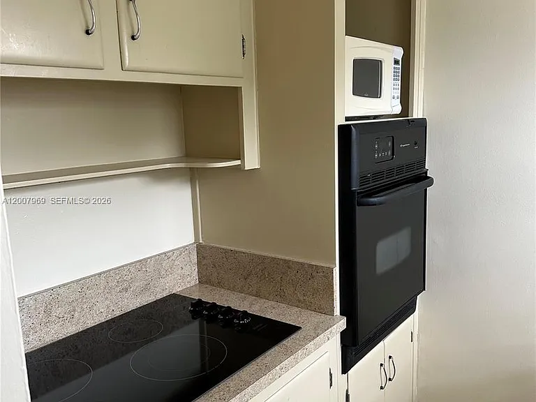2301 NE 2nd St #6 — Photo 15