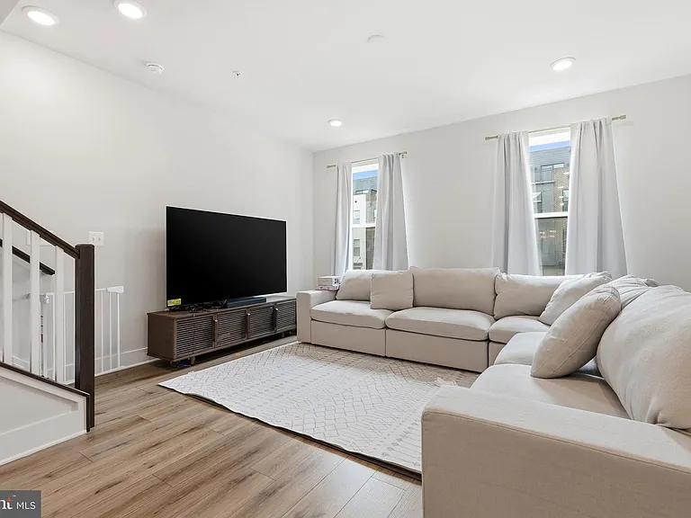 153 Locke St — Photo 17