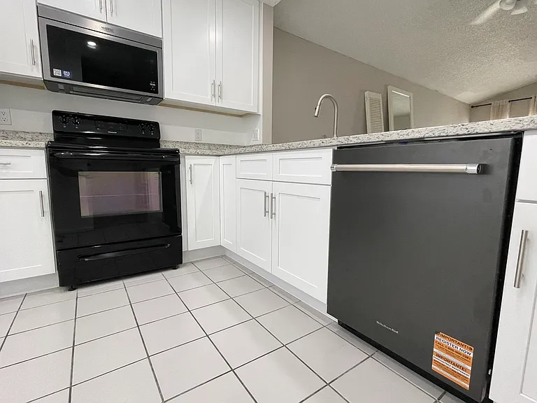 601 Ascot Cir — Photo 8