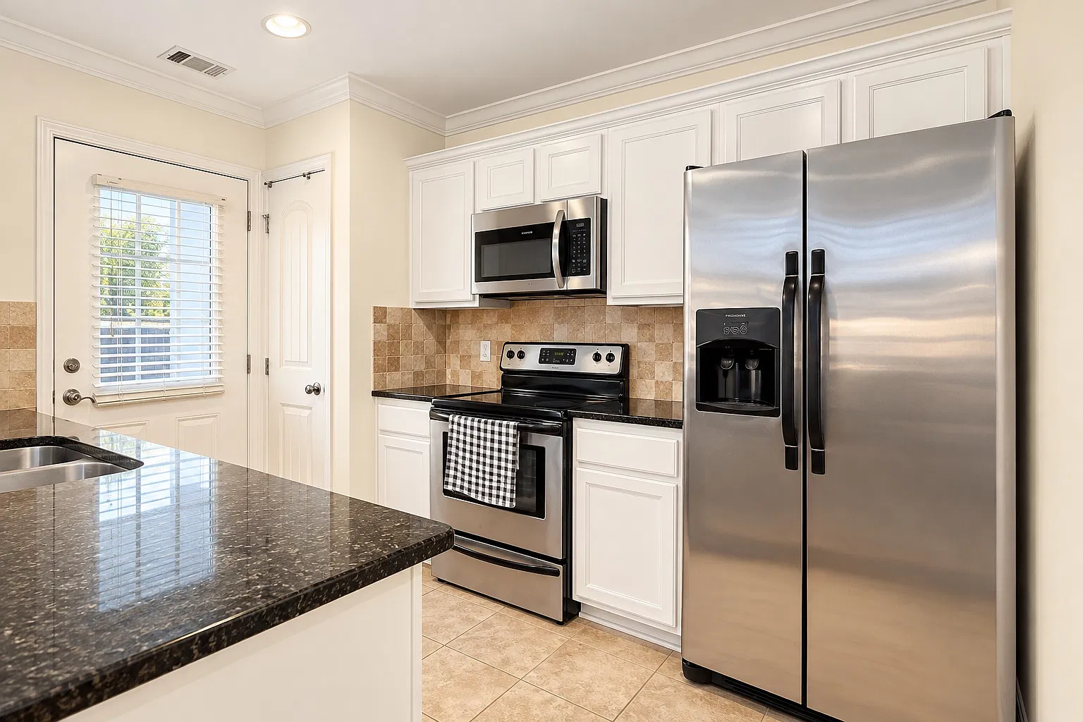 3 bed, 1260 sqft, $2,400 — Photo 4
