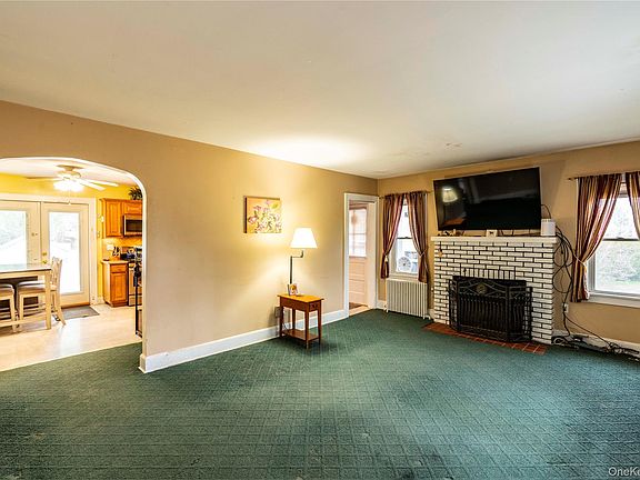 4th image of 32 Arnold Boulevard