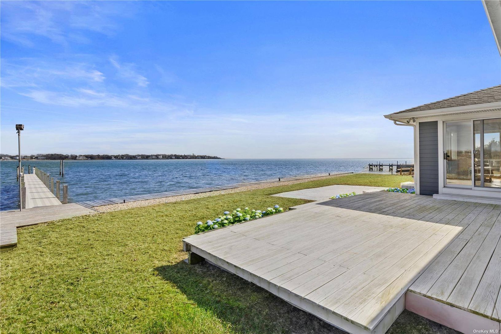  Welcome to Hamptons Waterfront Living!
