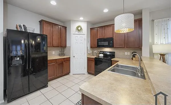 4 bed, 2348 sqft, $2,999 — Photo 4