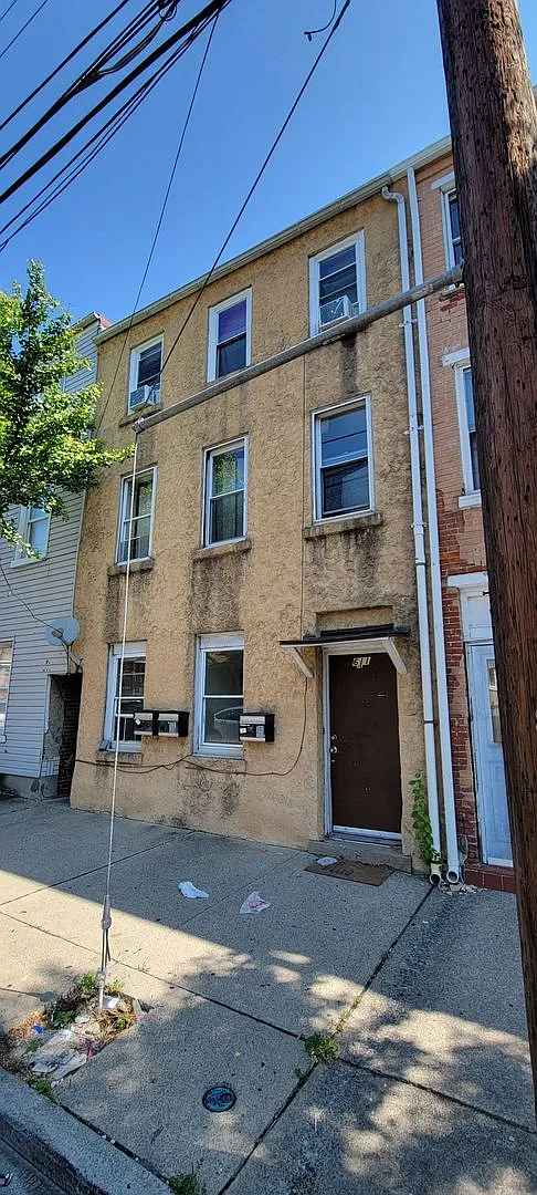 Front 611 N — Photo 1