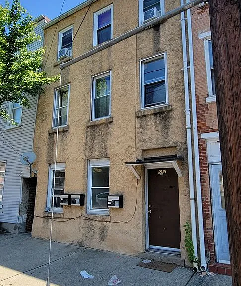 Front 611 N — Photo 1