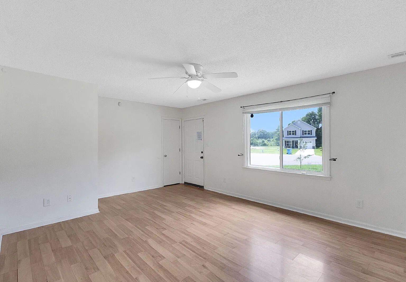 3 bed, 3.0 bath, $1,400 — Photo 4
