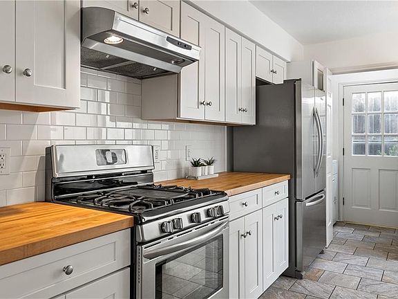 3rd image of 2614 Jefferson St #B