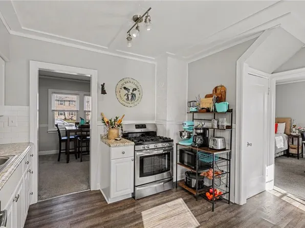 921 E Manor Rd, Independence, MO 64055