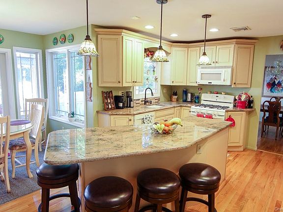 4th image of 48 Continental Dr