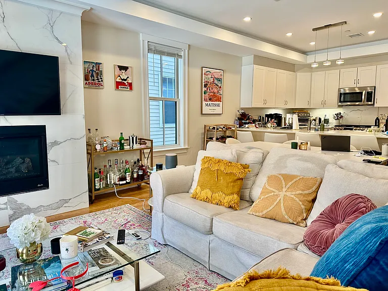 470 Green St #2 — Photo 11