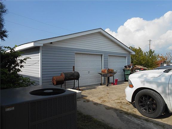 5th image of 801 Shinn Cir