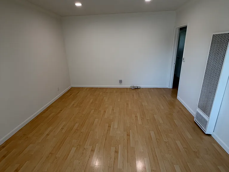 2741 Piedmont Ave #9 — Photo 5