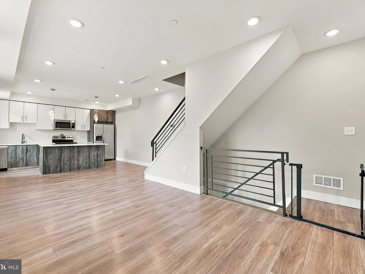 3 bed, 3.0 bath, 2016 sqft, $2,950 — Photo 2