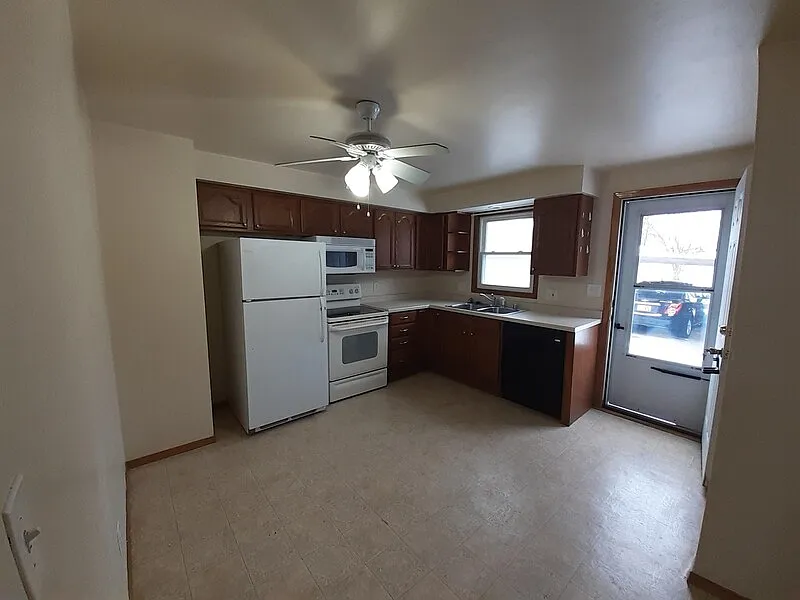 3 bed, 1.5 bath, $1,599 — Photo 2