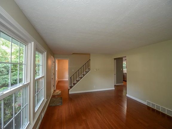 3rd image of 594 Megglen Ave
