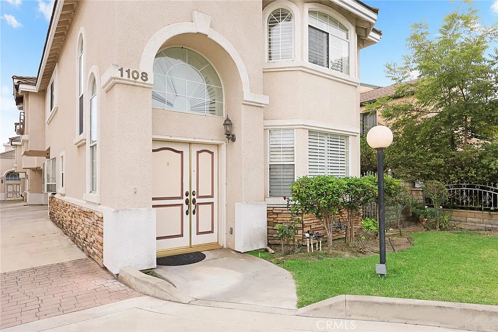 3 bed, 2.5 bath, 1806 sqft, $3,900 — Photo 3